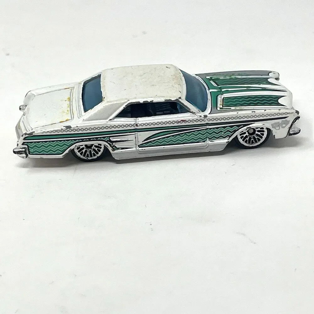 Vintage Hot Wheels ‘64 Buick Rivera 2001 Mattel Rare Diecast White‎ & Green Car